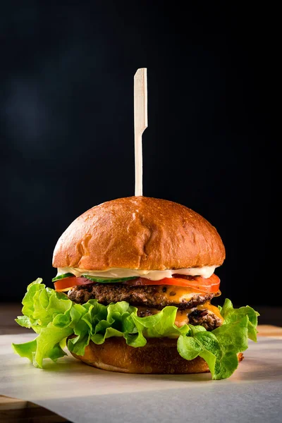 Ψηλό Διπλό Burger Κοτολέτες Τυρί Και Σαλάτα Μπιφτέκι Διπλή Μοσχαρίσια — Φωτογραφία Αρχείου