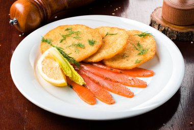 Somonlu patates Rosti gözlemesi. Somon ve ekşi kremalı kızarmış patates gözlemesi, çıtır çıtır. Geleneksel lezzetli yemekler, kahvaltı.
