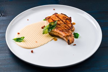 Baharatlı biftek, ızgara biftek, fırında patates ve sebze salatası. Izgara domuz pirzolası.