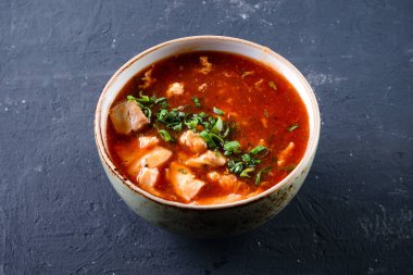 Asya 'da ünlü bir yemek domates ve tavuk çorbası, tavuklu domates çorbası ve yumurta.