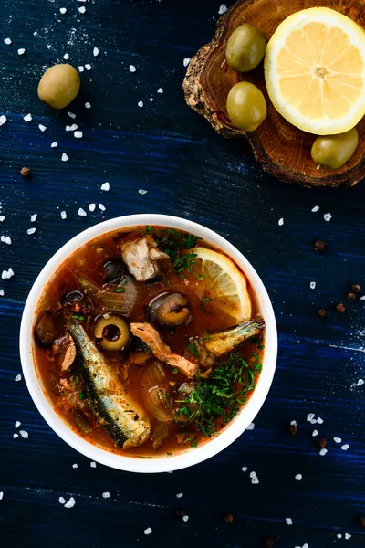 Fischsuppe Soljanka Mit Oliven Und Zitrone Soljanka Würzig Saure Suppe — Stockfoto