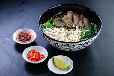 Sığır etli pho bo çorbası, Vietnam yemeği, dilimlenmiş biftekli pilav çorbası. Vietnam 'ın ulusal yemeği