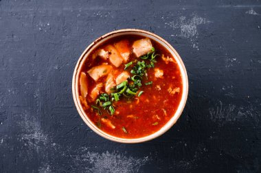 Asya 'da ünlü bir yemek domates ve tavuk çorbası, tavuklu domates çorbası ve yumurta.