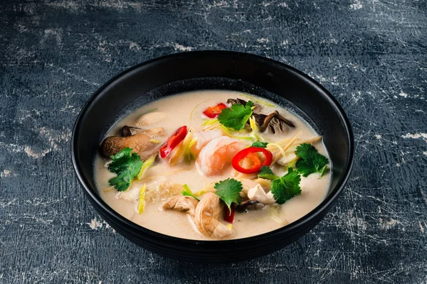 Karidesli Tom Kha Geleneksel Tayland Çorbası Tom Kha Hindistan Cevizi — Stok fotoğraf