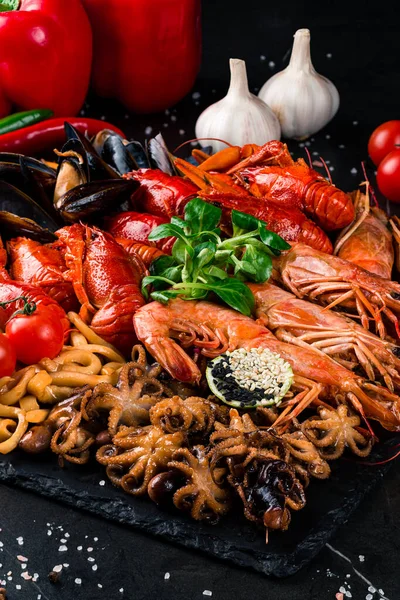 Gebakken Grote Tray Appetizer Rivierkreeft Garnalen Mosselen Octopus Inktvis Zwarte — Stockfoto