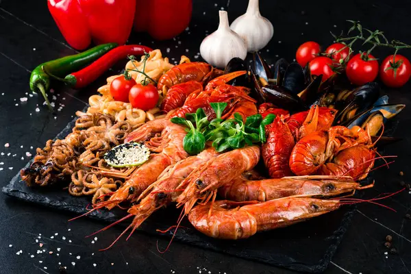 Gebakken Grote Tray Appetizer Rivierkreeft Garnalen Mosselen Octopus Inktvis Zwarte — Stockfoto