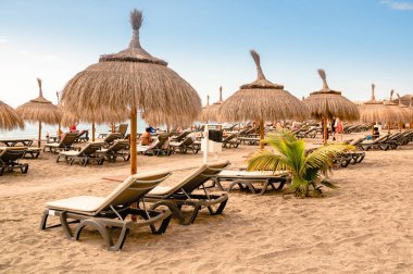 Boş Tenerife plajı, salgın hastalık ve halka açık yerlere gitme yasağı, Kanarya 'nın en popüler ve kalabalık turistik beldesi. Coronavirus Covid-19 salgını sırasında izolasyon rejimi.