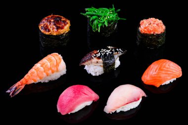 Nigiri 'yi siyaha ayarla. Yılan balığı, somon balığı ve ton balıklı suşi.