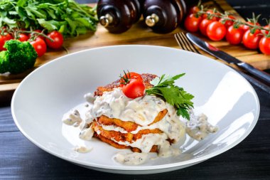 Ekşi kremalı ve yeşil soğanlı patatesli gözleme, lezzetli yemekler.