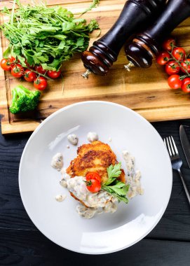 Patates kremalı, ekşi kremalı ve yeşil soğanlı gözleme. Lezzetli bir yemek.