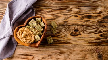 Kalbinde sağlıklı ekmek olan humus. Vejetaryen yemeği. Sağlıklı beslenme. Yahudi mutfağı kırsal