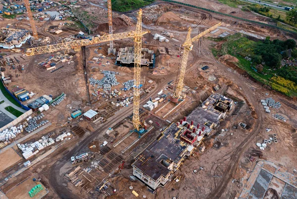 Planta Construcción Con Grúas Los Trabajadores Construcción Están Construyendo Vista —  Fotos de Stock