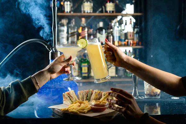 Två Unga Söta Flickor Dricka Eller Cocktail Bar Par Flickvänner — Stockfoto
