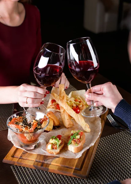 Casal Jovem Compartilhando Copo Vinho Tinto Restaurante Comemorando Data Romântica — Fotografia de Stock