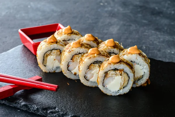 Fermer Rouleau Sushi Avec Fromage Crème Saumon Sushi Sur Plaque — Photo