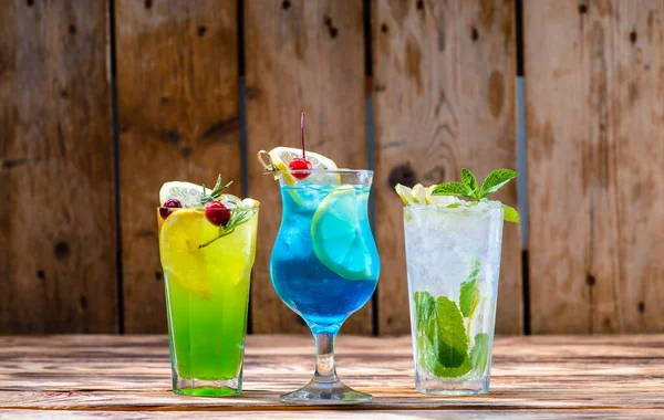 Cocktails Verão Mojito Blue Lagoon Cocktail Fadas Verdes Com Limão — Fotografia de Stock