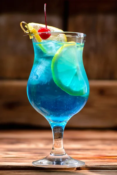 Closeup Vidro Cocktail Lagoa Azul Decorado Com Limão Fundo Balcão — Fotografia de Stock