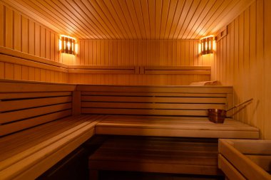 Arka plan olarak sauna odası, spa odası. Sıcak bir saunada rahatlayın, Finlandiya tarzı klasik ahşap bir sauna. Kamu binasında, otelde. Küçük ev Fince ahşap sauna