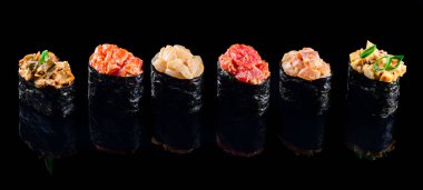 Farklı türde balıklı Gunkan Maki Sushi seti (somon, deniz tarağı, levrek, yılan balığı, karides) ve siyah arka planda havyar. Suşi menüsü. Japon yemek suşisi silah seti.