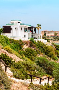 Akdeniz tarzı ev, garaj girişini ve ana girişi gösteriyor. Akdeniz kıyısında pahalı bir gayrimenkul.