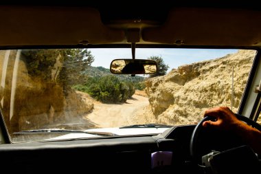 Bir arazi aracının kulübesinden çöl manzaralı kamyonet, off-road turizmi, açık hava maceraları.