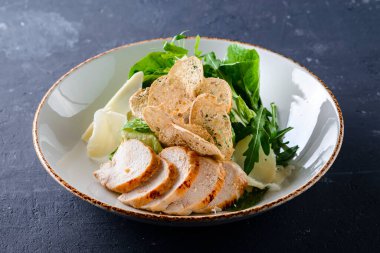 Izgara tavuk göğsü ve taze salata ve tavuk filetosu. Ev yapımı yemek. Lezzetli ve sağlıklı bir yemek konsepti. Kapat..