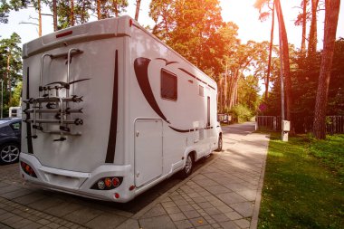 Orman 'da karavan kampı. bedava karavan parkı