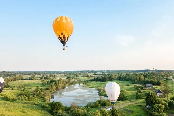 Balonlar Köyün Üzerinden Havalanıyor Balonlar Gökyüzünde Süzülüyor — Stok fotoğraf