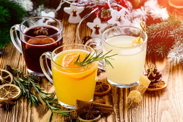 Auswahl Verschiedenen Herbstlichen Getränken Punsch Und Glühwein Auf Weihnachtlichem Rustikalem — Stockfoto