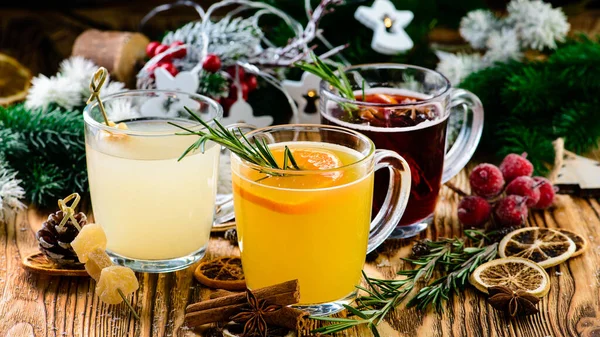Auswahl Verschiedenen Herbstlichen Getränken Punsch Und Glühwein Auf Weihnachtlichem Rustikalem — Stockfoto