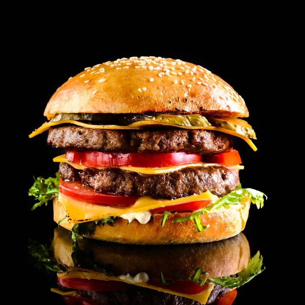 自制双层奶酪汉堡黑色背景 美味的汉堡包 黑色桌子上有肉片 特写镜头 案文的篇幅 — 图库照片