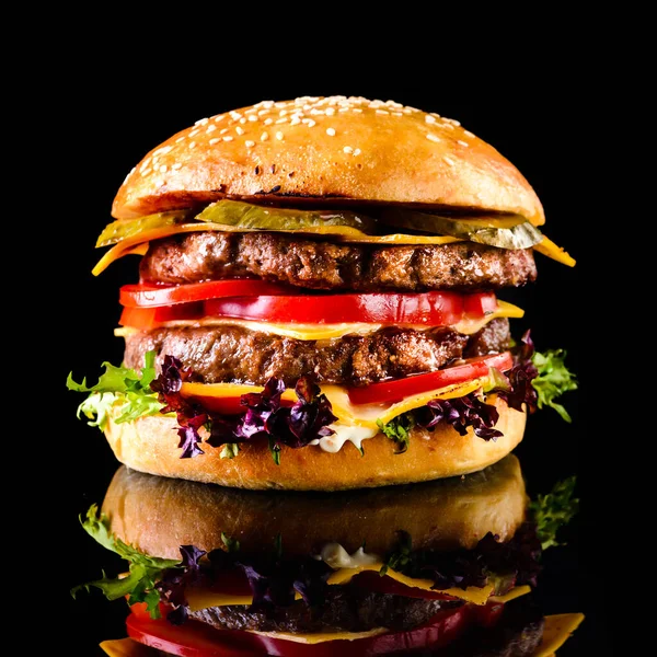 自制双层奶酪汉堡黑色背景 美味的汉堡包 黑色桌子上有肉片 特写镜头 案文的篇幅 — 图库照片