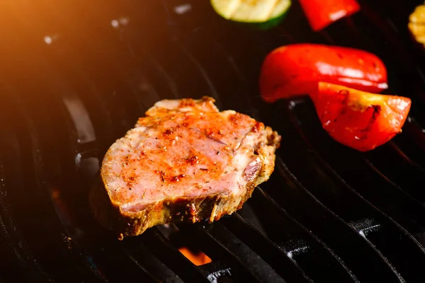 Nötkött Biffar Med Grönsaker Grill Grill Eld Grillad Biff Begreppet — Stockfoto