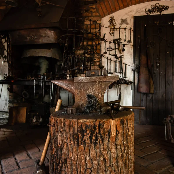 Smeden Gereedschappen Hamer Aambeeld Oude Smeden Werkplaats Een Oude Ambacht — Stockfoto