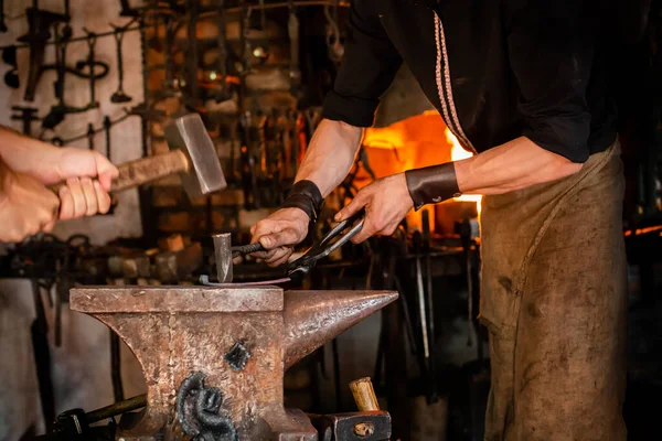 Blacksmith Striker Forges Horseshoe Anvil Forging Chisel Close Blacksmith Trains — Stock Photo, Image