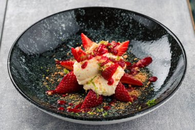 Çilek reçelli Mascarpone. Taze çilekli mus tatlısı, mevsimlik yaz menüsü.