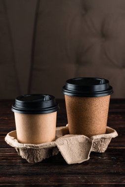 Sıcak kahve ve çay için eko bardakları, eko servis bardakları, kağıt sofra takımları. Geri dönüşüm ve plastik içermeyen konsept. Kahve fincanı almaya.