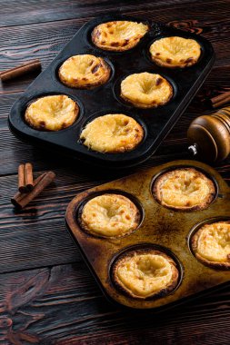 Geleneksel Portekiz pastası de nata. Tipik Portekiz kremalı turtaları Pastel de Nata veya Pastel de Belem