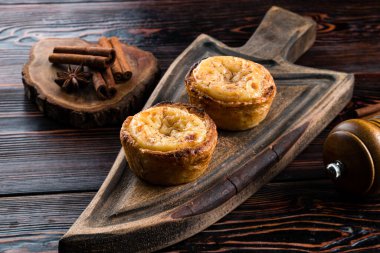 Geleneksel Portekiz pastası de nata. Tipik Portekiz kremalı turtaları Pastel de Nata veya Pastel de Belem