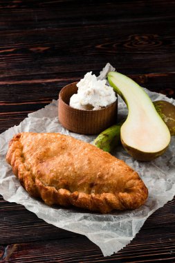 Peynirli ve armutlu turta, Gorgonzola peynirli puf böreği pişirilmiş armut.