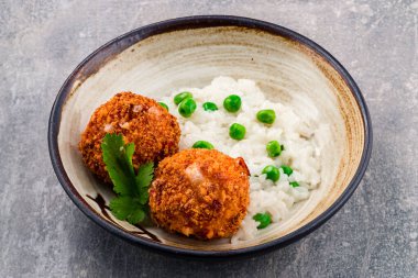 Çocuk menüsü pirzolası ve bezelyeli pilav, kızarmış tavuk pirzolası.