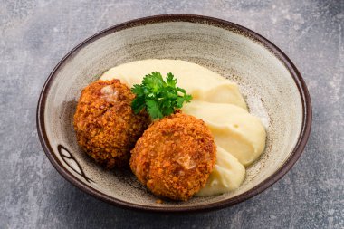 Çocuk menüsü pirzolası ve patates püresi. Çocuk menüsü için restoran.