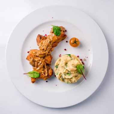 kavrulmuş tavuk göğsü ve patates püresi