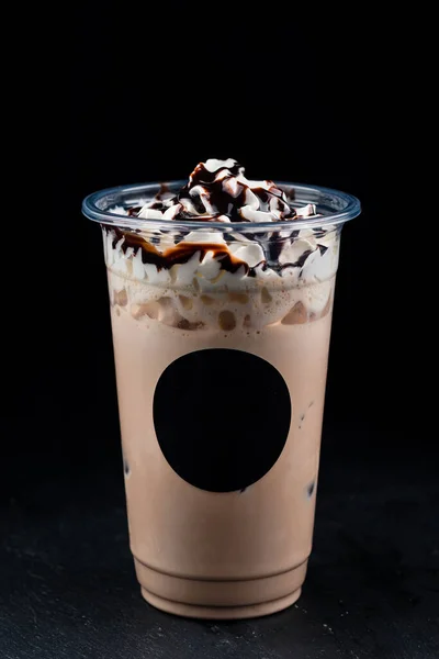 Csokoládé turmix borított tejszínhabbal, műanyag pohár, elszigetelt fehér background — Stock Fotó