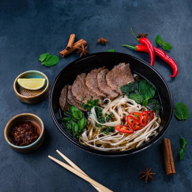 Sığır etli pho bo çorbası, Pho bo Vietnam yemeği, dilimlenmiş biftekli pilav çorbası. Vietnam usulü taze pirinç çorbası ve sığır eti. Vietnam 'ın ulusal yemeği
