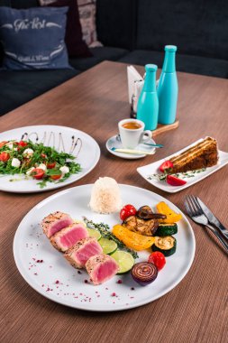 Restoranda ızgara sebzeli ton balığı bifteği, sebzeli ızgara ton balığı bifteği.