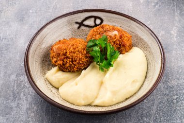 Çocuk menüsü pirzolası ve patates püresi. Çocuk menüsü için restoran.