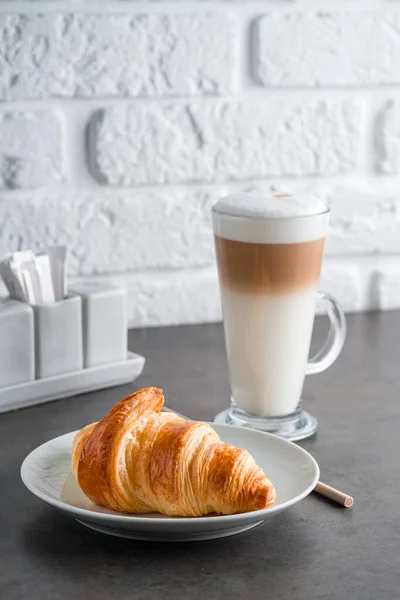 Glas Latte Macchiato Kaffee Mit Croissants Französisches Frühstückscroissant Kaffee Macchiato — Stockfoto