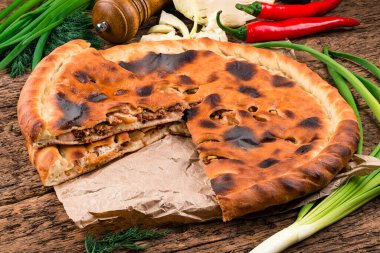 Parşömende Peynirli Osetya Turtası, Tahta Tahtada İçindekilerle Doldurulmuş Osetya Peynirli Turtası