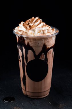 Çikolatalı kurabiye milkshake, çikolatalı krema, çikolatalı soğuk kakao ve tarçınlı. Soğuk kış için kahve, kahve, kahve, çay ya da çikolata. Arka planda fotokopi alanı var.